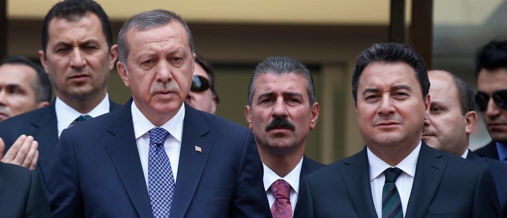 “Ρήγμα” στο κόμμα του Ερντογάν: Παραιτήθηκε ο Μπαμπατζάν