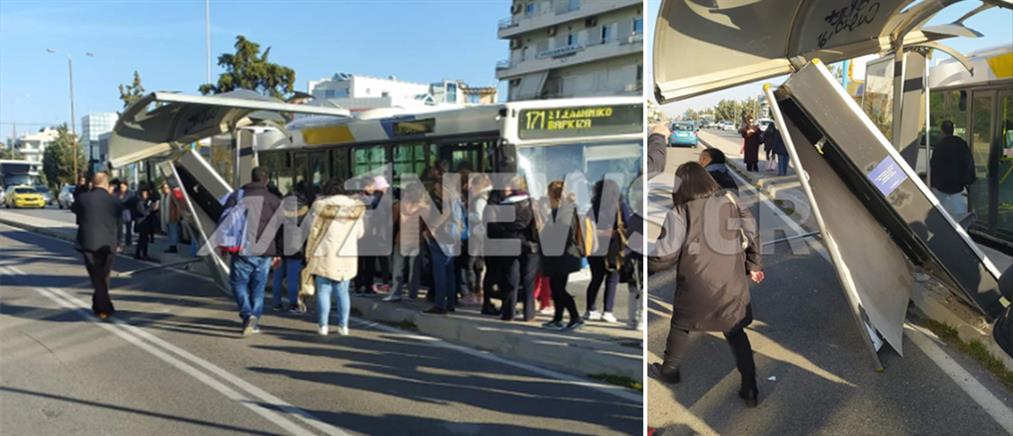 Λεωφορείο έπεσε σε στάση στη Γλυφάδα (εικόνες)