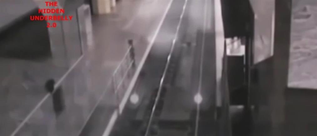 Τρένο - “φάντασμα” κάνει στάση σε σταθμό της Κίνας! (βίντεο)