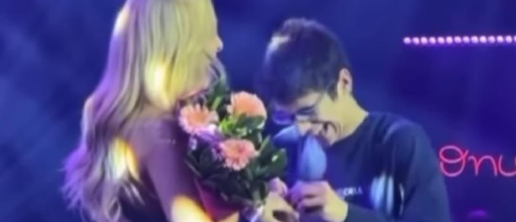 Θεοδωρίδου: 18χρονος θαυμαστής τη ζήτησε σε γάμο επί σκηνής (βίντεο)