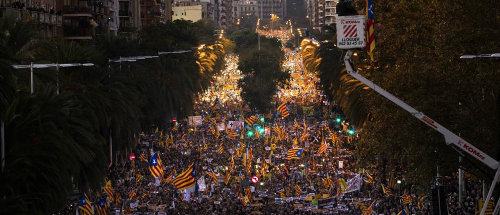 Καταλονία: Μεγαλειώδης διαδήλωση για την αποφυλάκιση των αυτονομιστών ηγετών