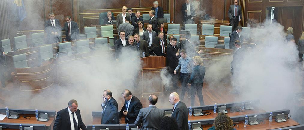 Κόσοβο: Βουλευτές έριξαν πάλι δακρυγόνο μέσα στη Βουλή (βίντεο)