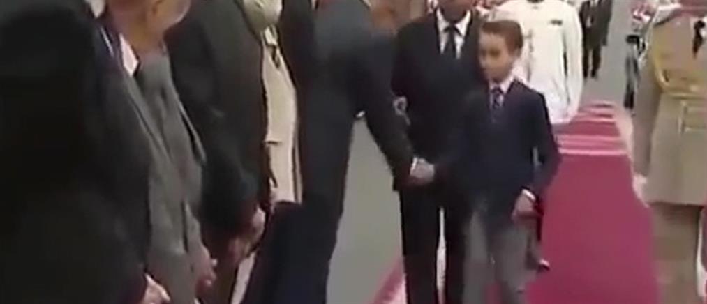 Viral… η αντίδραση ενός 12χρονου πρίγκιπα όταν επιχειρούν να του ...φιλήσουν το χέρι
