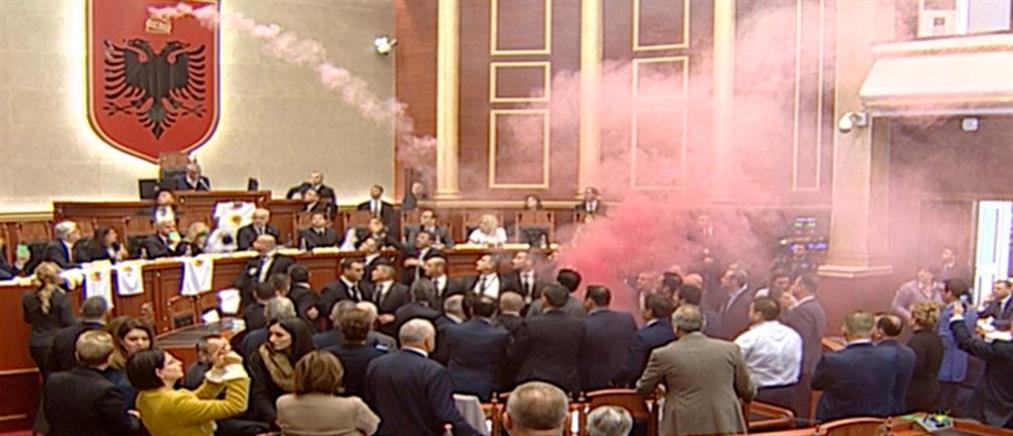 Καπνογόνα και επεισόδια στην αλβανική βουλή (βίντεο)
