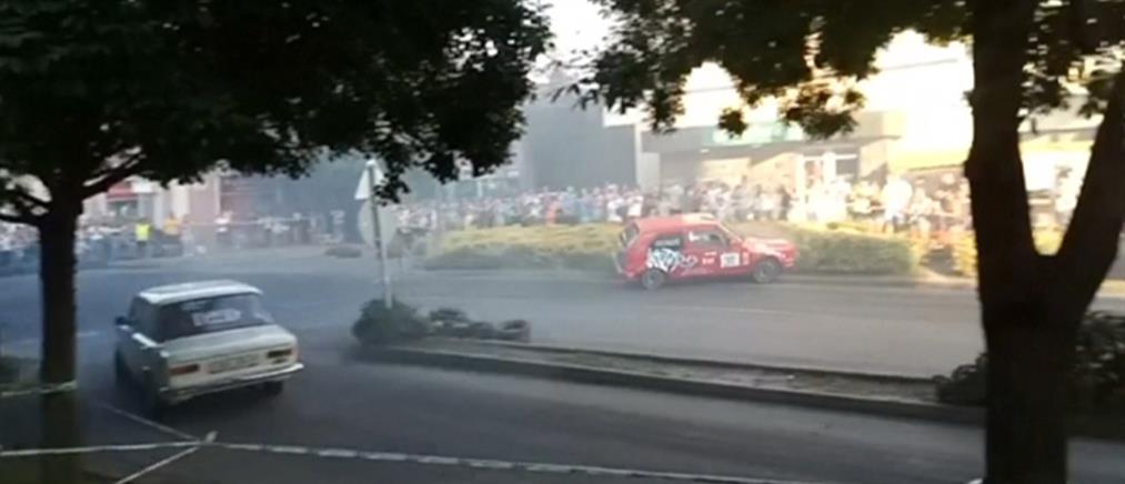 Αγωνιστικό αυτοκίνητο πέφτει πάνω στο πλήθος (βίντεο)