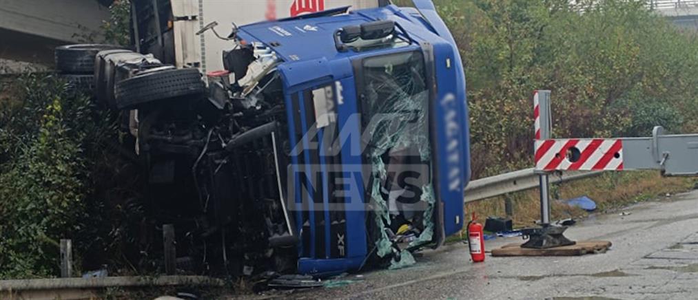 Τροχαίο – Θεσσαλονίκη: Φορτηγό “κρεμάστηκε” από γέφυρα (εικόνες)