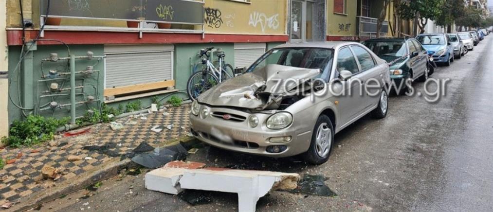 Χανιά: Κομμάτι από μπαλκόνι έπεσε σε αυτοκίνητα (εικόνες)