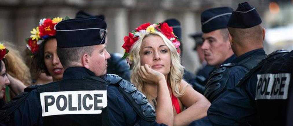 Γυμνή διαμαρτυρία των Femen στο Παρίσι