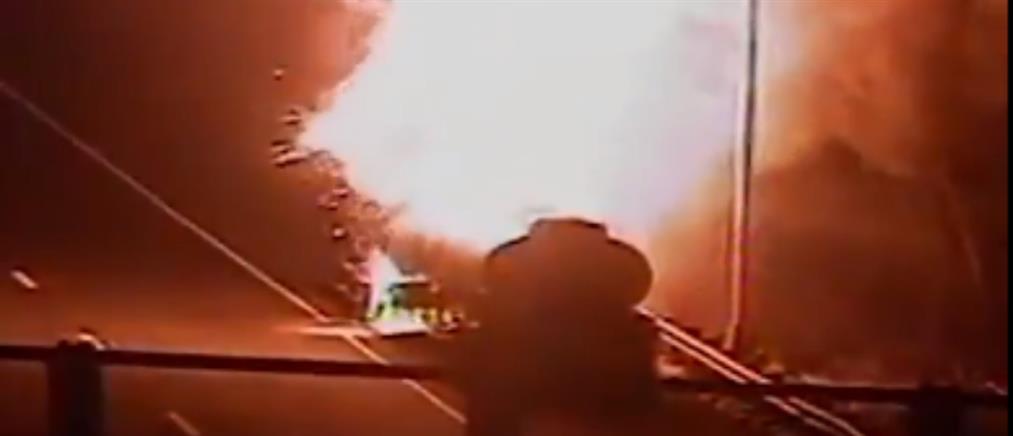 Τρόμος από την έκρηξη βυτιοφόρου στην μέση του δρόμου (βίντεο)