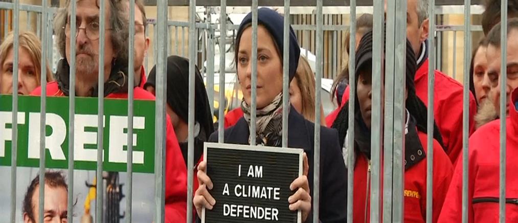 Σε κλουβί η Μαριόν Κοτιγιάρ για τα μέλη της Greenpeace
