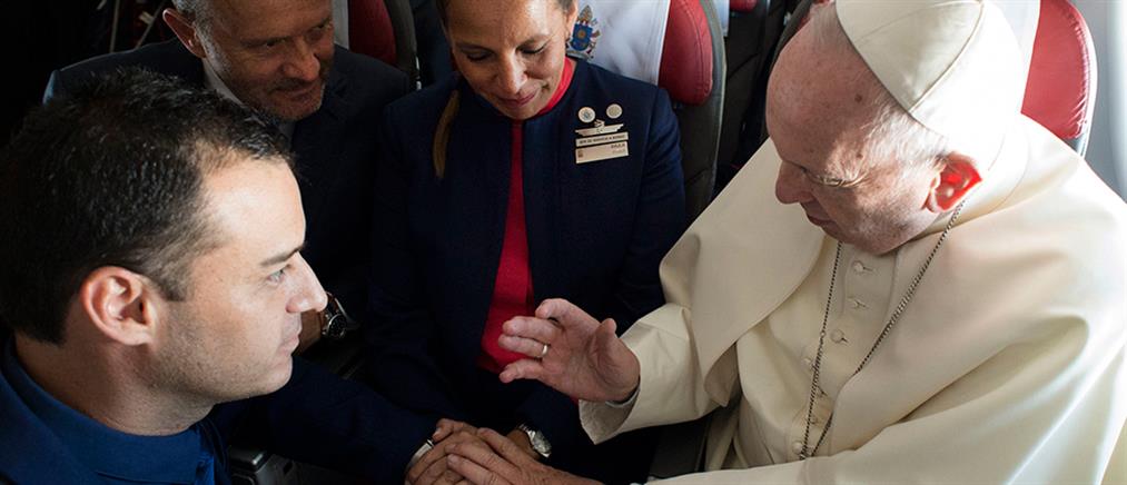 Ο Πάπας Φραγκίσκος πάντρεψε ζευγάρι... εν πτήσει (βίντεο)