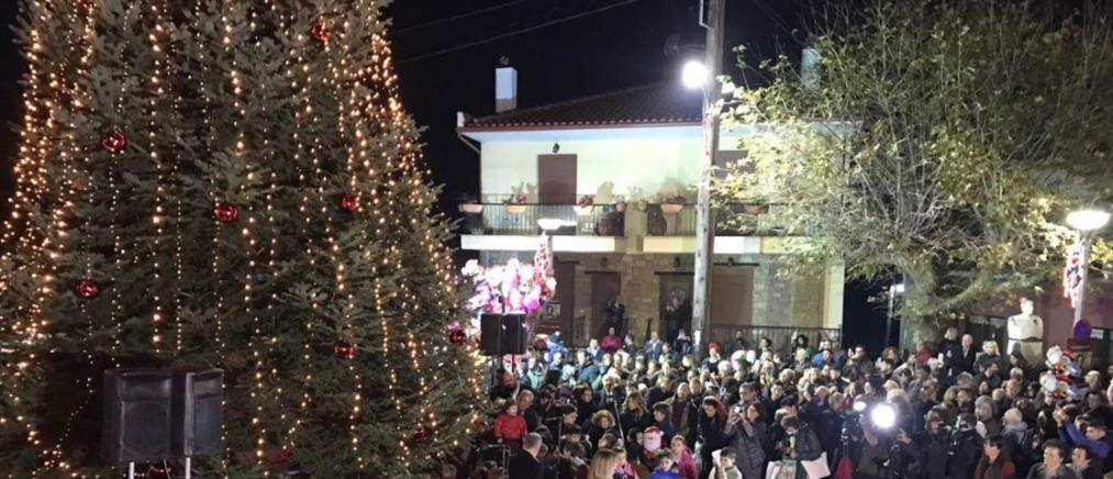 Χαλκιδική: Φωταγωγήθηκε το πρώτο χριστουγεννιάτικο δέντρο του 2022 στην Ελλάδα (εικόνες)