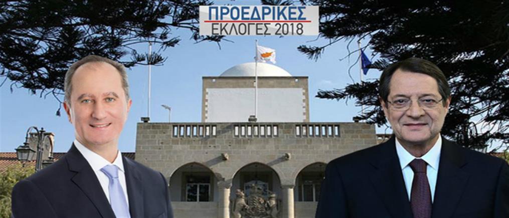 Κυπριακές εκλογές: τα μηνύματα Μαλά - Αναστασιάδη μπροστά από την κάλπη (βίντεο)