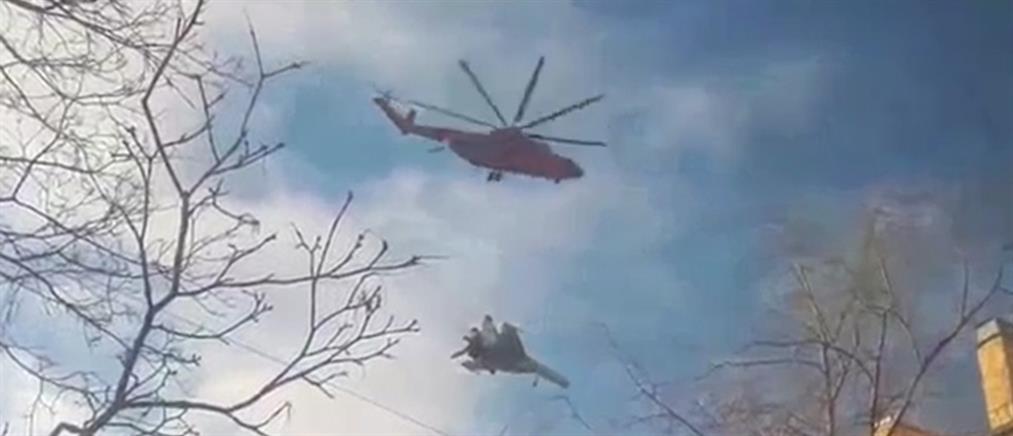 Ελικόπτερο… κουβαλάει μαχητικό αεροσκάφος (βίντεο)