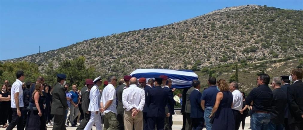 Πτώση ελικοπτέρου στη Σάμο: Θρήνος στην κηδεία του Έλληνα που σκοτώθηκε (εικόνες)