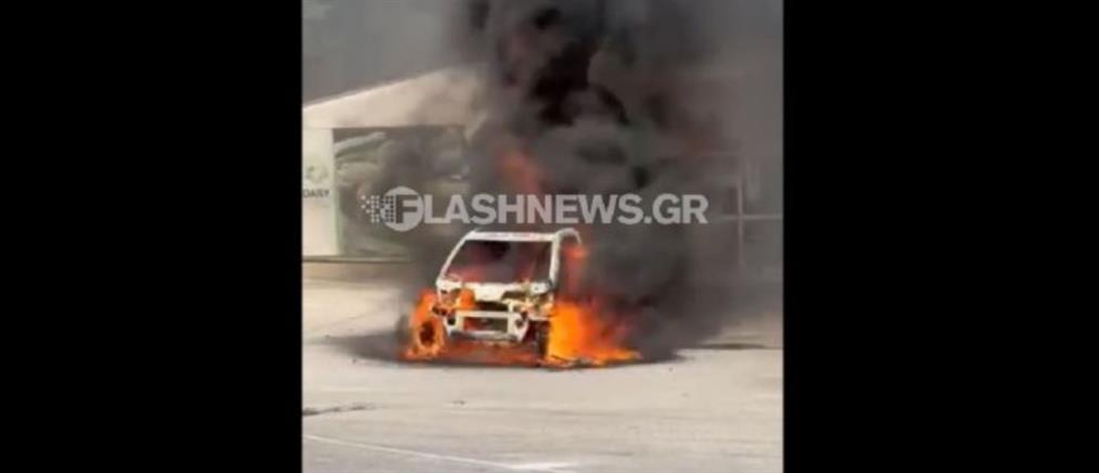 Χανιά: Αυτοκίνητο τυλίχθηκε στις φλόγες έξω από σούπερ μαρκέτ (βίντεο)