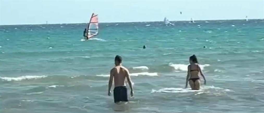 Ανέβηκε ξανά ο υδράργυρος και γέμισαν οι παραλίες (βίντεο)