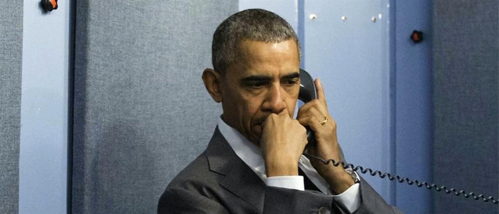 Με το ακουστικό στο χέρι ο Ομπάμα για τις εξελίξεις στις Βρυξέλλες