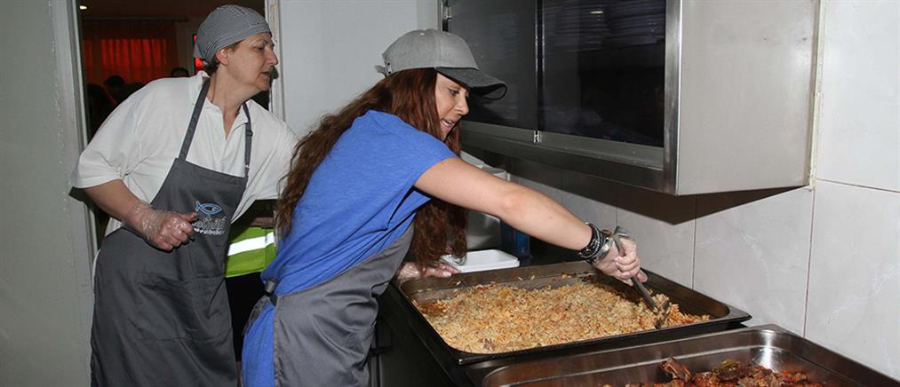 Η Μελίνα Ασλανίδου μαγείρεψε και πρόσφερε φαγητό σε άπορους