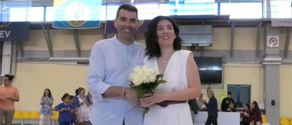Γάμος σε γήπεδο μπάσκετ: Προπονητής και αθλήτρια παντρεύτηκαν στο παρκέ (βίντεο)
