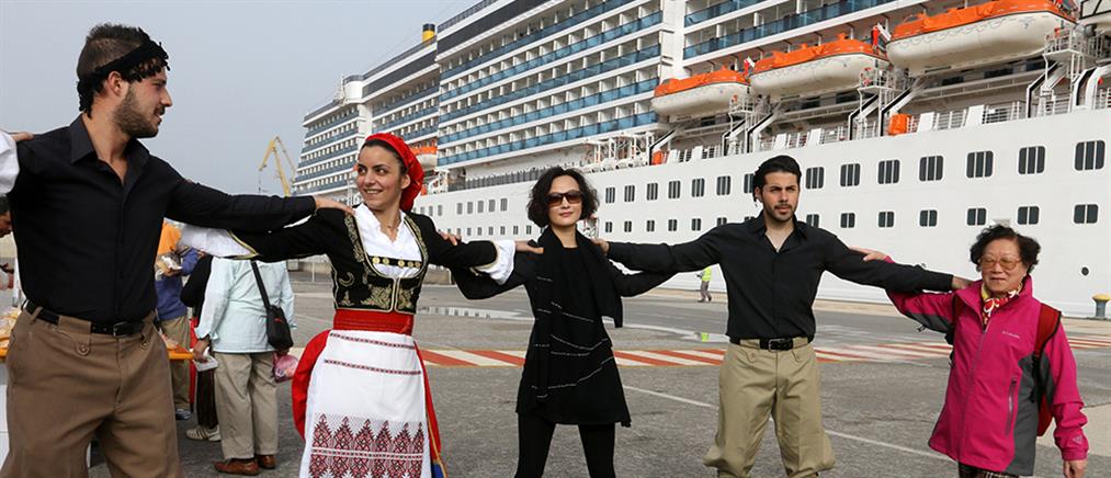 Με χορούς και τραγούδια καλωσόρισαν Κινέζους τουρίστες στο Ηράκλειο