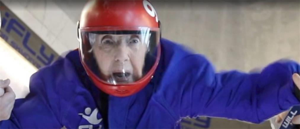 Γιόρτασε τα 102 της με skydiving! (εικόνες)