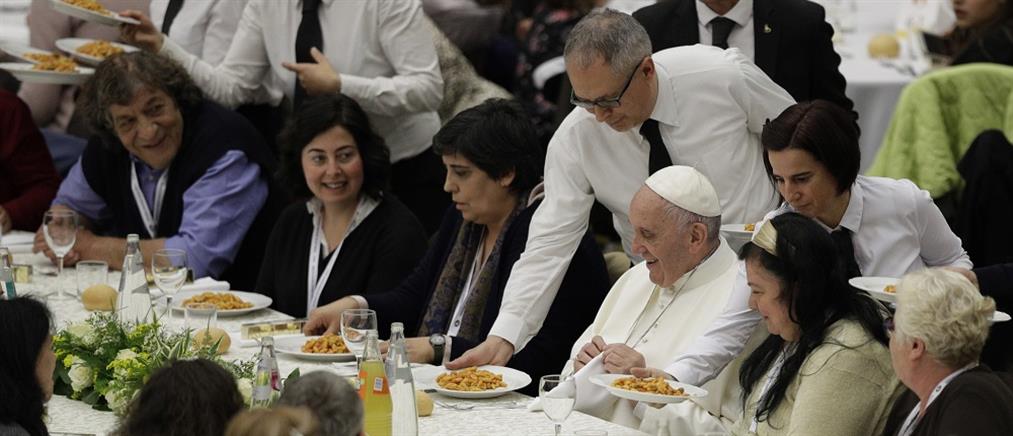 Γεύμα αγάπης παρέθεσε ο Πάπας Φραγκίσκος σε εκατοντάδες άπορους (βίντεο)