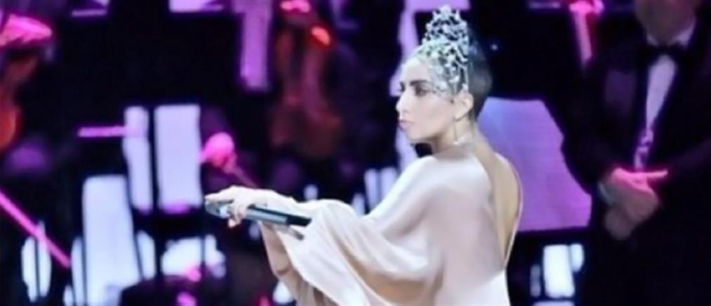 Η Lady Gaga «ψηφίζει» και... φοράει Celia Kritharioti