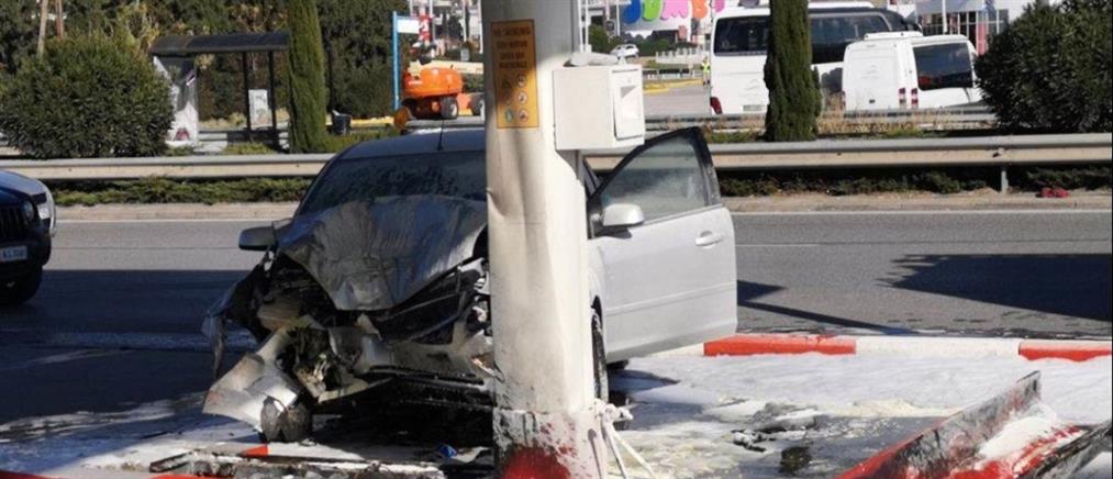 Τροχαίο: Φωτιά σε βενζινάδικο - Αυτοκίνητο “καρφώθηκε” σε αντλίες (εικόνες)