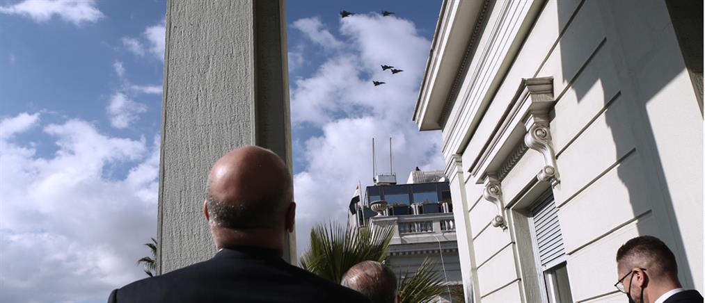 Rafale: Ο Δένδιας στο μπαλκόνι για να δει τα γαλλικά μαχητικά (εικόνες)