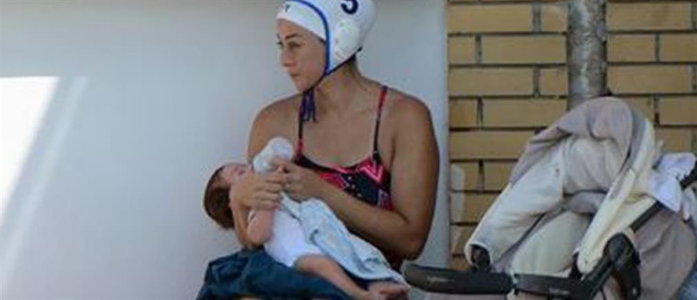 Χανιά - Πόλο: Viral η αθλήτρια που ταΐζει το μωρό της πριν πέσει στην πισίνα (εικόνες)