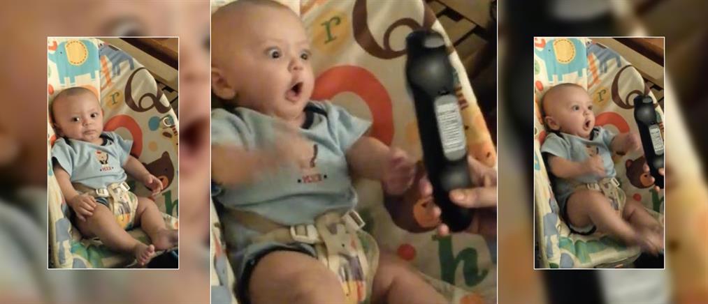 Το μωρό που τρελαίνεται με το τηλεκοντρόλ