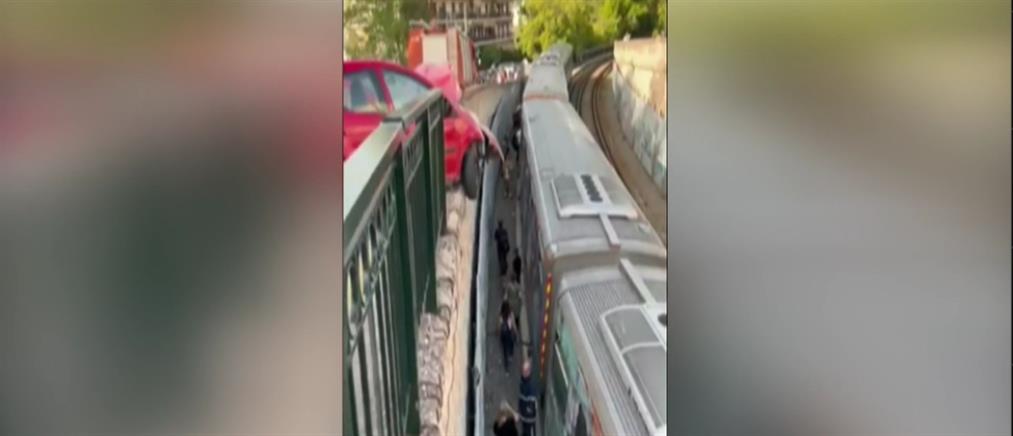 Κηφισιά - Τροχαίο: Αυτοκίνητο “κρεμάστηκε” πάνω από τις ράγες του ΗΣΑΠ (εικόνες)