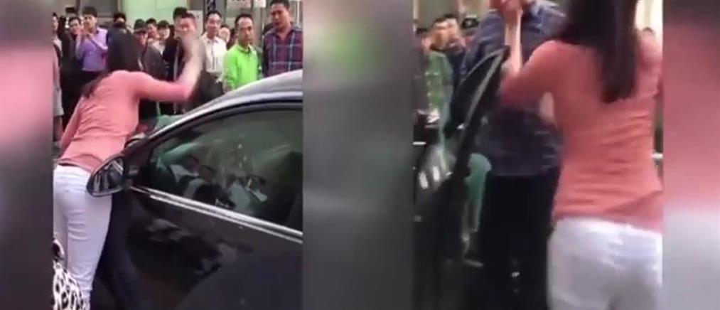 Απατημένη σύζυγος έκανε γυαλιά-καρφιά το αυτοκίνητο του καλού της (βίντεο)