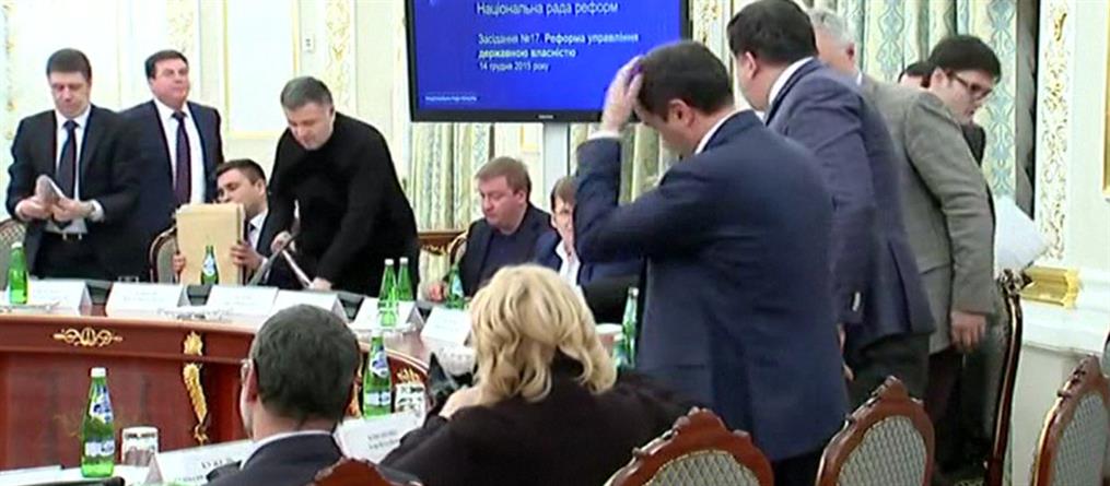 Ουκρανός υπουργός έριξε νερό στον πρώην πρόεδρο της Γεωργίας (Βίντεο)