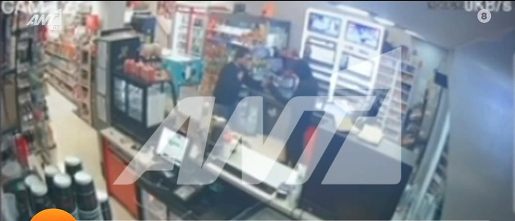 Ληστεία: “Πελάτης” έκλεψε μαγαζί, φορώντας μάσκα που αγόρασε… από το θύμα του! (βίντεο ντοκουμέντο)