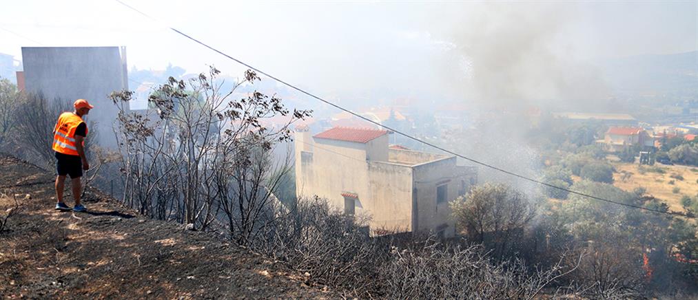 Φωτιά στην Πεντέλη: Μικρές εστίες και αναζωπυρώσεις - Κάηκαν πολλά σπίτια (εικόνες)