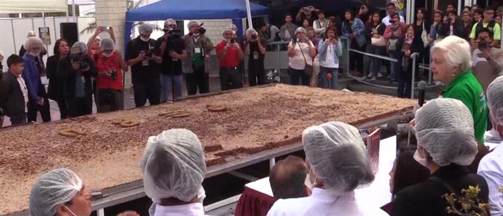 Αυτή είναι η μεγαλύτερη μαύρη σοκολάτα του κόσμου (βίντεο)