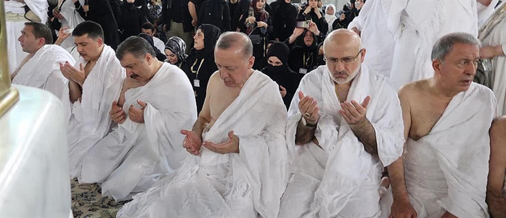 Ο Ερντογάν προσεύχεται στην Μέκκα (εικόνες)