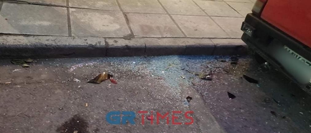Θεσσαλονίκη: Νεκρός οδηγός μηχανής που έπεσε πάνω σε σταθμευμένα αυτοκίνητα (εικόνες)