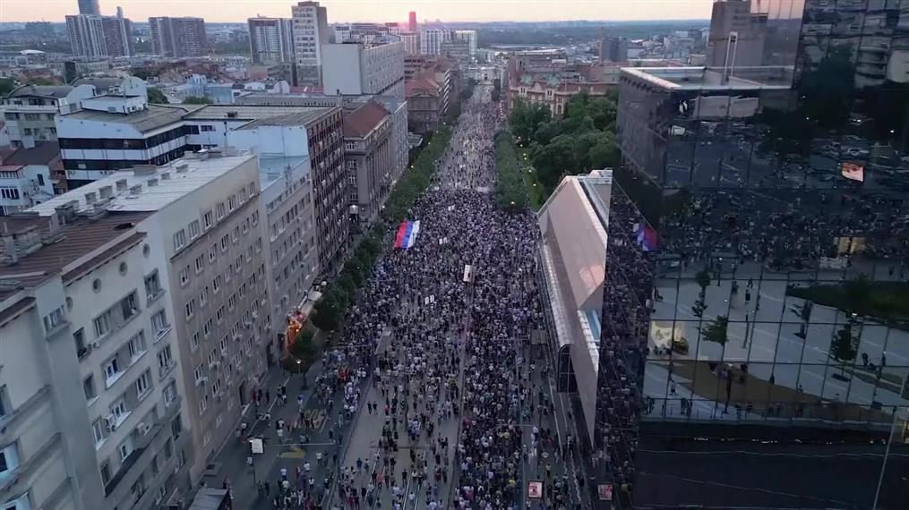Σερβία: Χιλιάδες πολίτες διαδήλωσαν κατά της βίας
