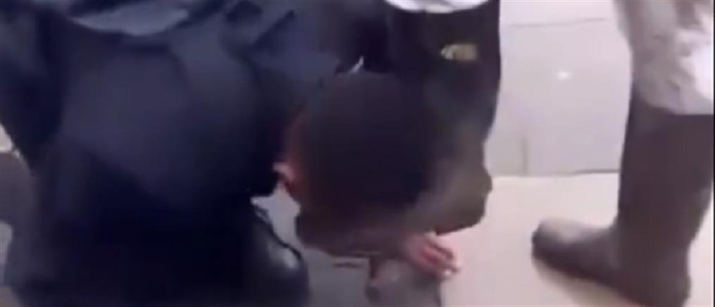 Bullying με άγριο ρατσισμό: Ανήλικος βάζει αγόρι να του φιλήσει τα παπούτσια (βίντεο)