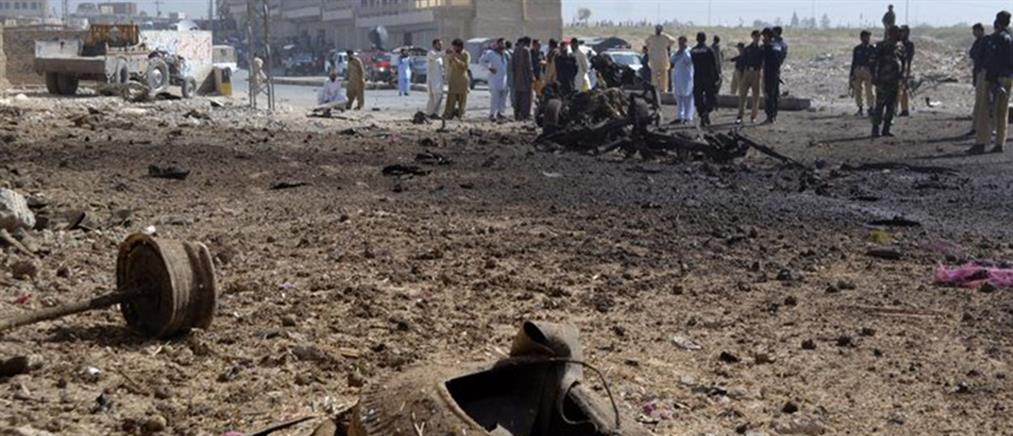 Πακιστάν: Αιματοκύλισαν το αρχηγείο της αστυνομίας στη Λαχόρη