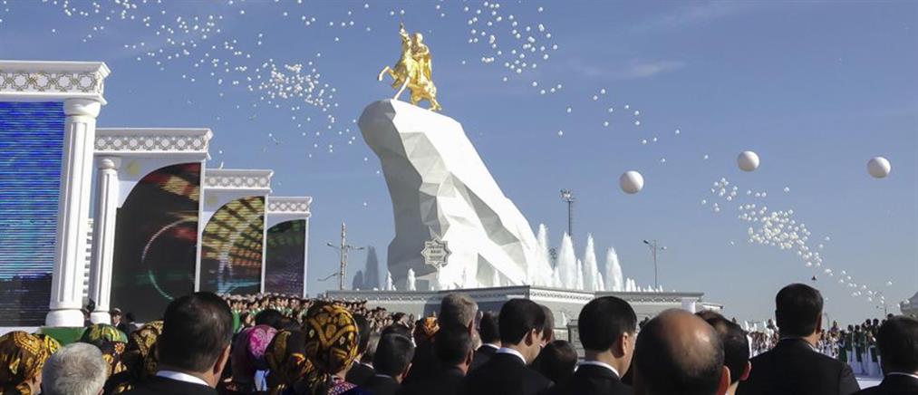 Ο χρυσός ανδριάντας, ύψους 21 μέτρων, του προέδρου του Τουρκμενιστάν