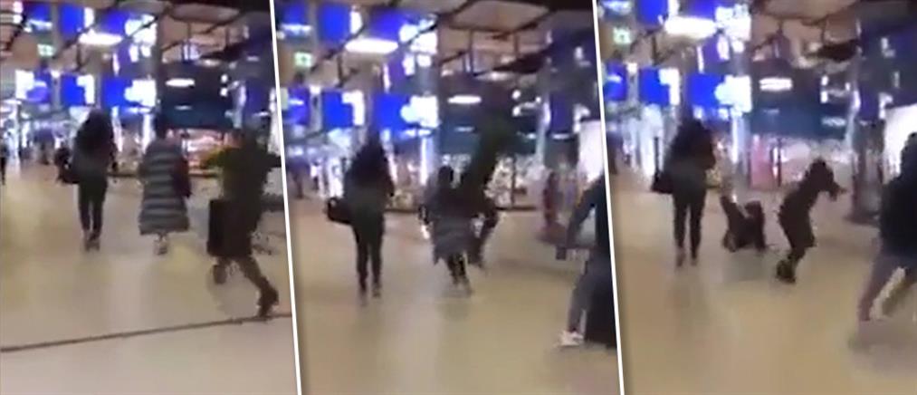 Βίντεο-ντοκουμέντο: Σοκαριστική επίθεση σε γυναίκα σε εμπορικό κέντρο
