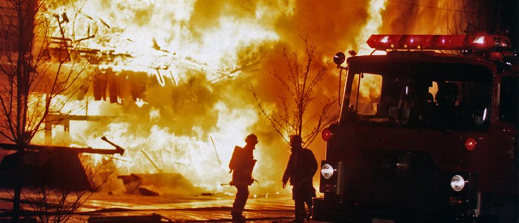 Ελευσίνα: Φωτιά σε επιχείρηση ξυλείας
