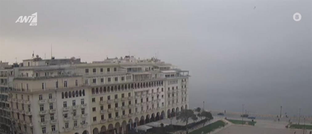Θεσσαλονίκη: Προβλήματα στις πτήσεις από τη σκόνη και την ομίχλη (εικόνες)