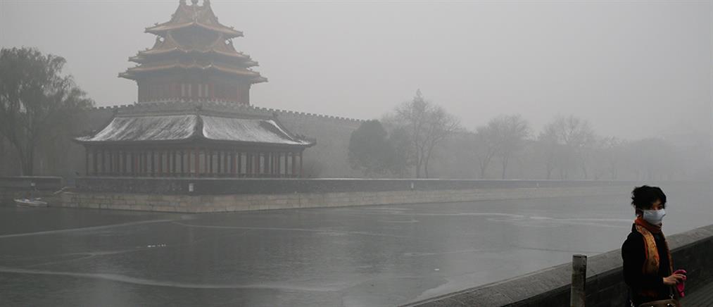 “Πνίγεται” στο νέφος το Πεκίνο
