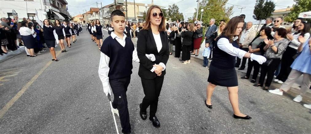 28η Οκτωβρίου – Αγρίνιο: Περηφάνια για τον τυφλό μαθητή που εκανε παρέλαση