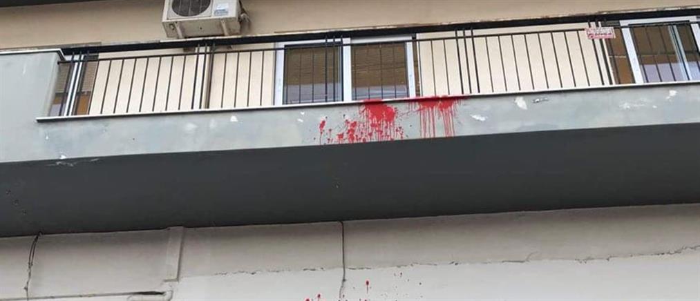 Πάτρα - Αντιεξουσιαστές: Επίθεση με μπογιές στο κτήριο της 6ης ΥΠΕ (εικόνες)